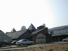 道路拡幅工事現場から見た古代出雲大社模型展示館「雲太」の写真