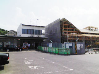 新旧安来駅舎の写真